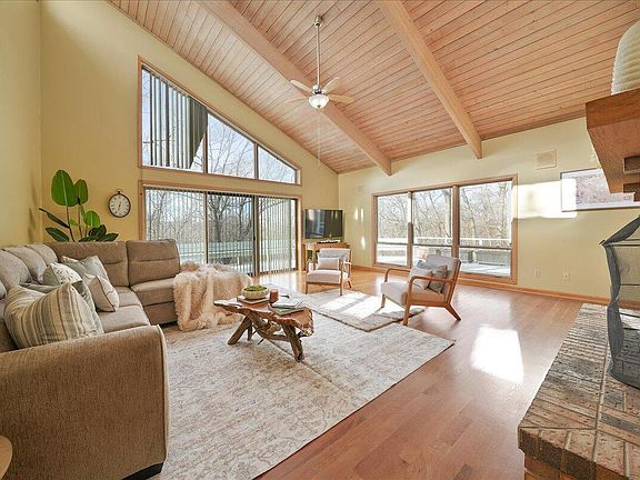 2nd image of 2828 Lakewood Trl