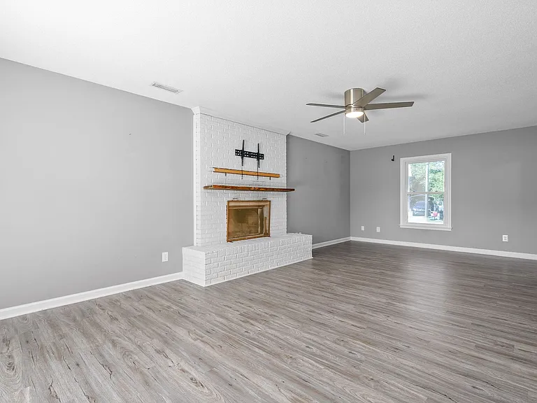 830 Iris Ln — Photo 9