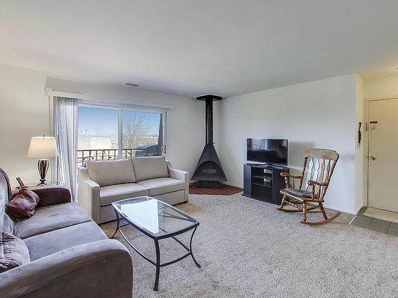 2nd image of 717 Killarney Ct APT 2D