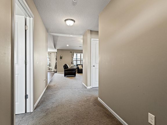 5th image of 419 Peaksview Dr