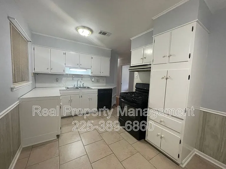 1875 Lombard Dr — Photo 3