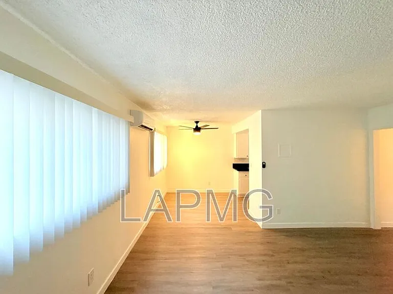 1426 S Point View St #5 — Photo 3