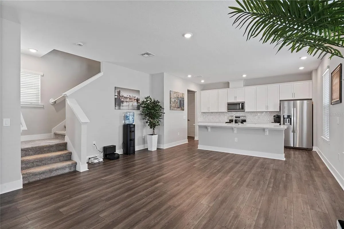 4 bed, 2.5 bath, 2062 sqft, $3,295 — Photo 4