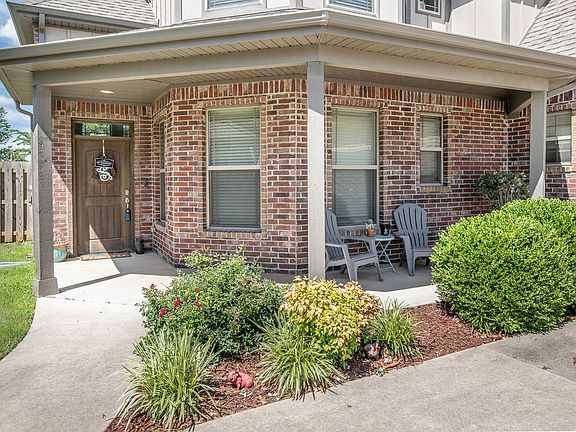 5th image of 1701 NE Steinbeck Dr
