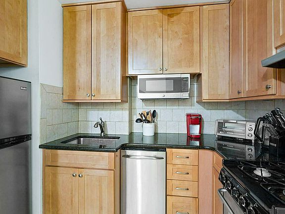5th image of 155 E 38th St APT 4B