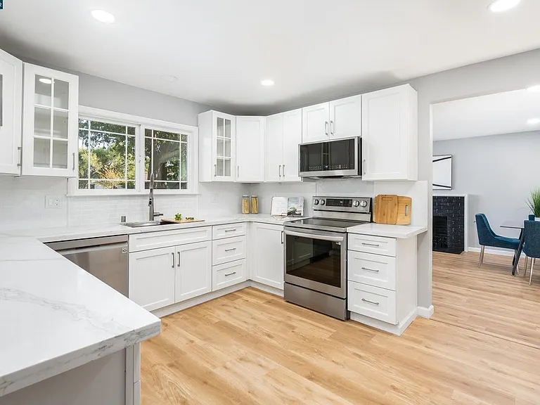 2255 Rockne Dr — Photo 4
