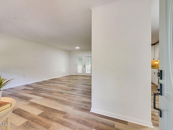 4th image of 301 Larkspur Dr