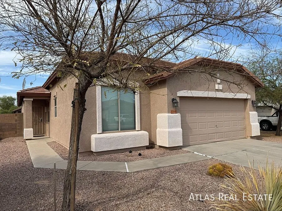 4 Bedroom Home with Private Pool in Surprise — Photo 2