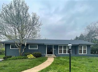 2 Price Meadows Dr, Saint Louis, MO 63132