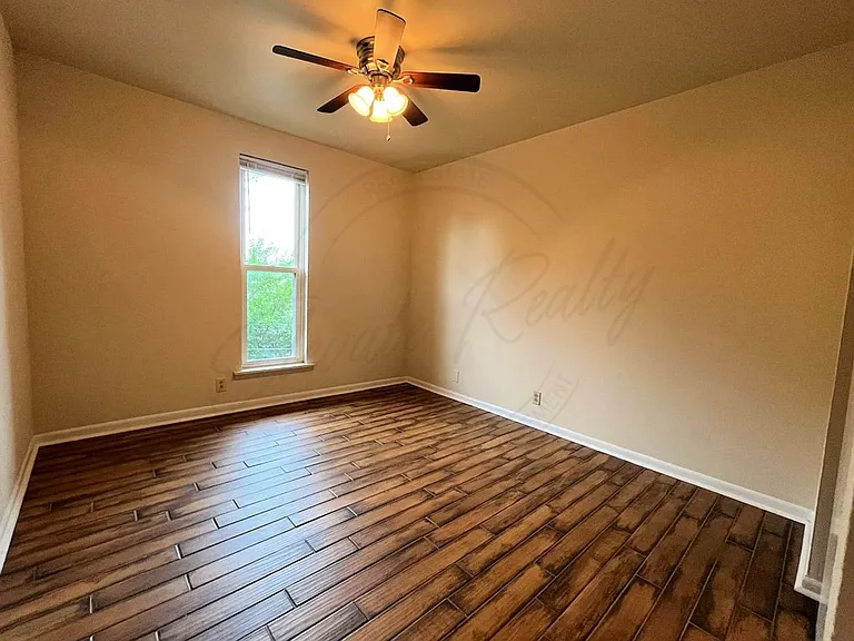 555 N Dupont Ave #B42 — Photo 11