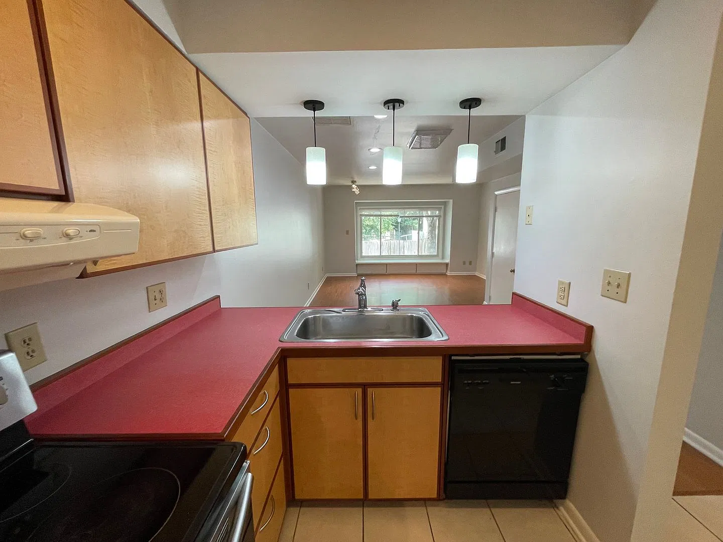 Two BR townhome-style in Chancellor Square avail. for next year, walk to campus! — Photo 4
