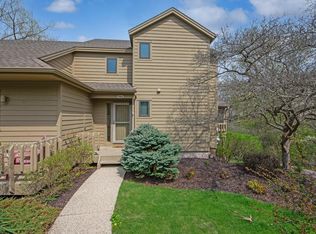 944 Duck Pond Rd, Fontana, WI 53125
