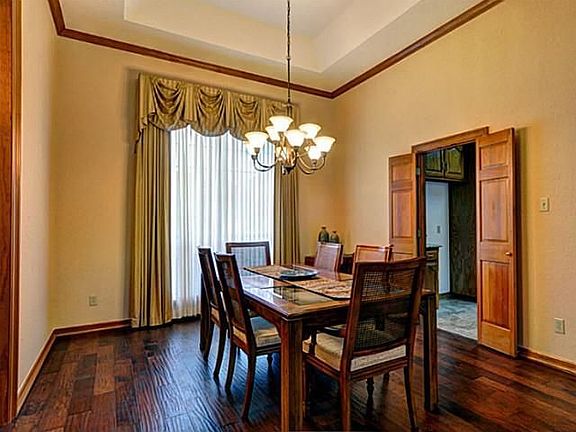 Elegant Dining with Tray Ceiling