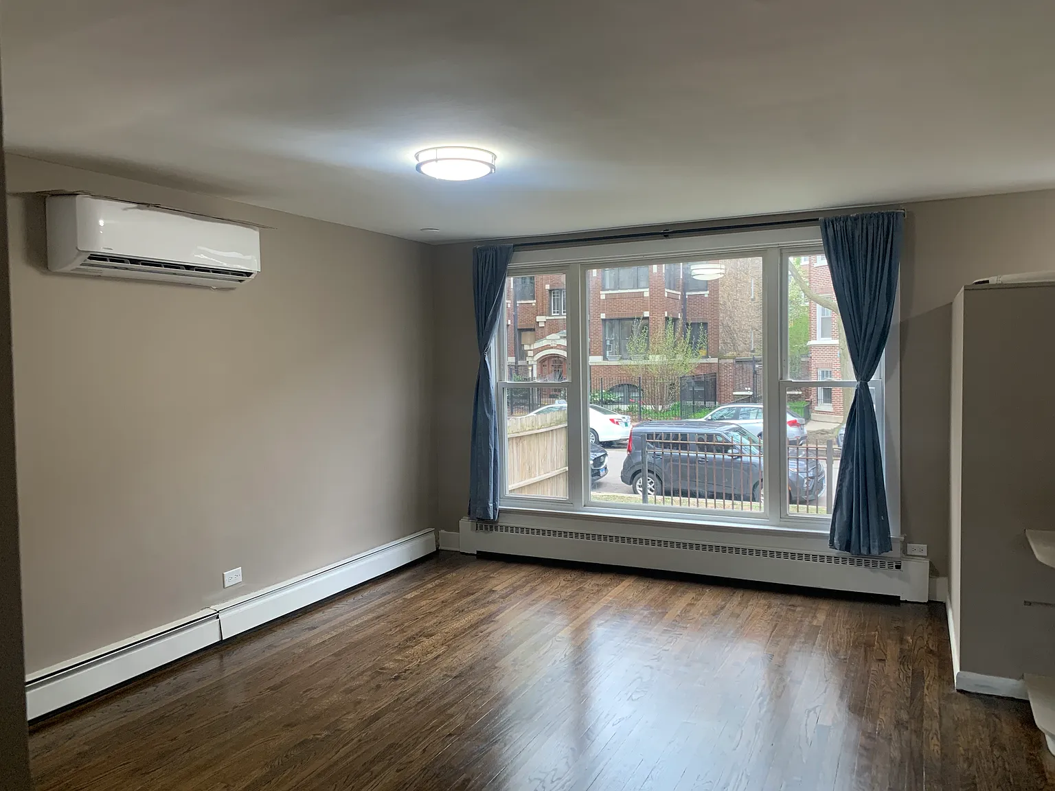 7647 N Greenview Ave — Photo 2