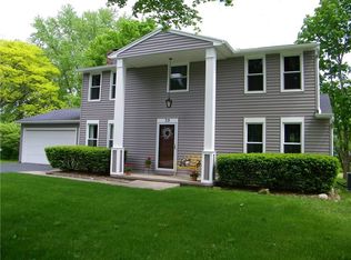 39 Maple Hill Farm Rd, Penfield, NY 14526