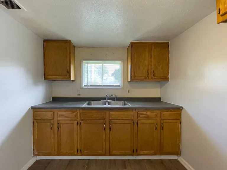 1521 & 1521 1/2 E Kirby Ave (AARC Management, LLC) — Photo 5