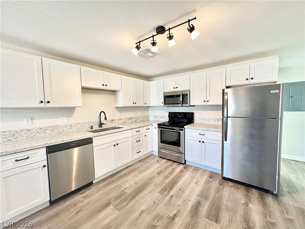3 bed, 2.0 bath, 3008 sqft, $1,350 — Photo 4