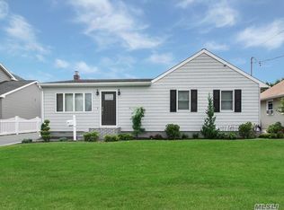 16 Tappan Ave, Babylon, NY 11702