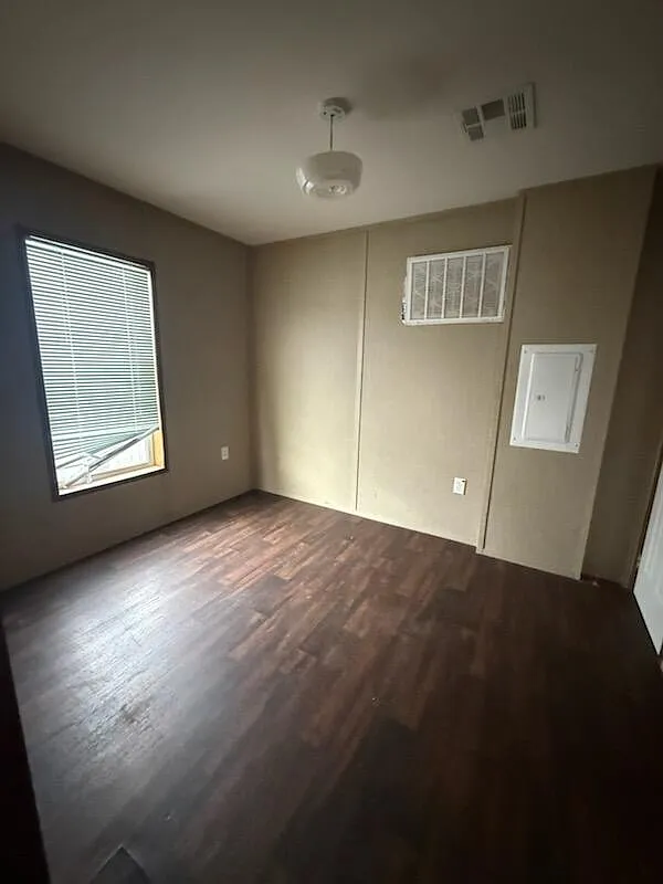 3 bed, 2.0 bath, 896 sqft, $1,300 — Photo 4