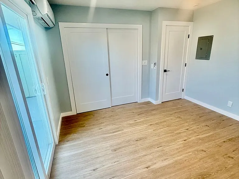 Howard & Lexington Apts — Photo 21
