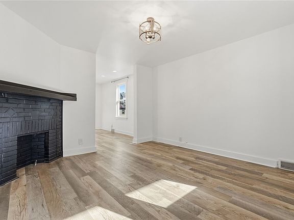 5th image of 2435 Perry St