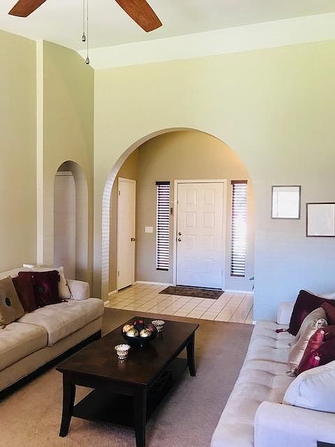 Living Room/Entrance