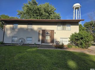 832 9th St, Colona, IL 61241