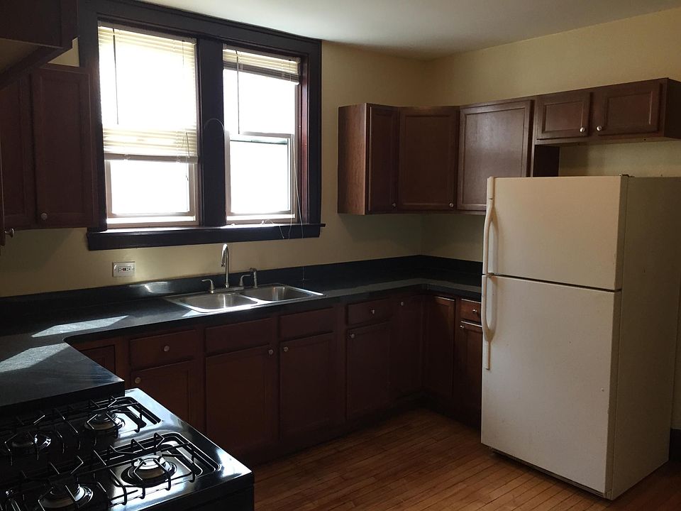 1st image of 2402 Clarence Ave APT 3