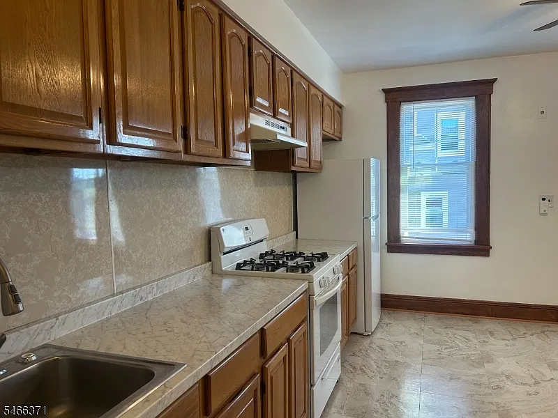 2 bed, 1.0 bath, $1,900 — Photo 3