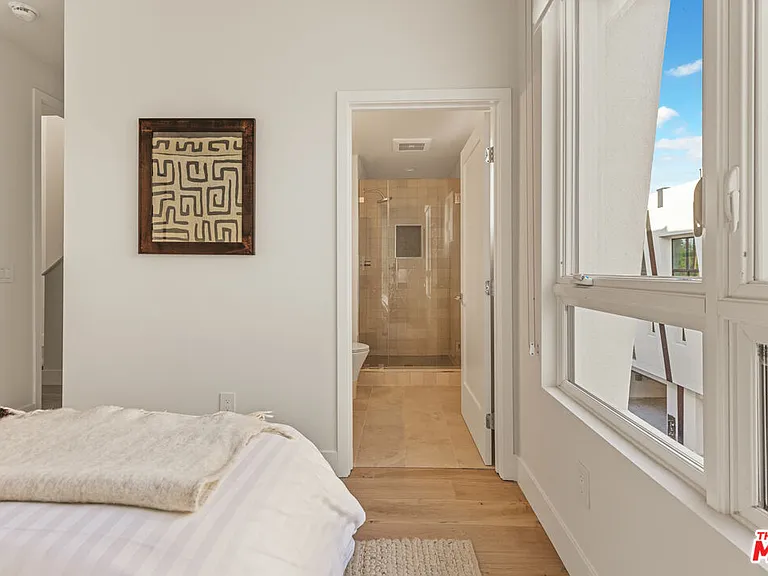 3222 S Barrington Ave — Photo 13