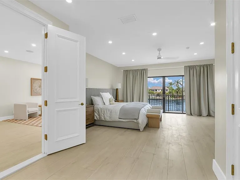 319 S Riverside Dr — Photo 36