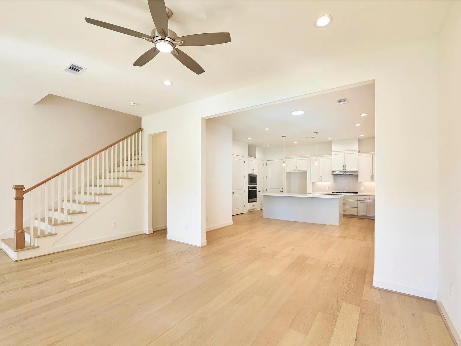 4 bed, 3.5 bath, 2708 sqft, $3,600 — Photo 4