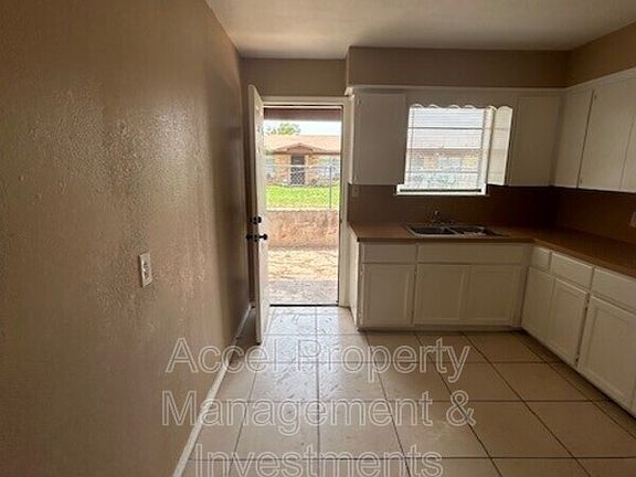 4th image of 2401 Gumwood Ave APT 8