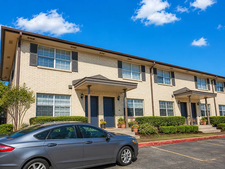808 at South Center: Quiet community close to great amenities! — Photo 10