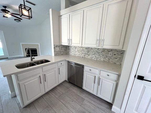 5th image of 677 Mackenzie Cir
