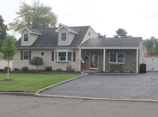 180 Coombs Dr, Paramus, NJ 07652