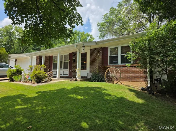 265 Waterford Dr, Florissant, MO 63033