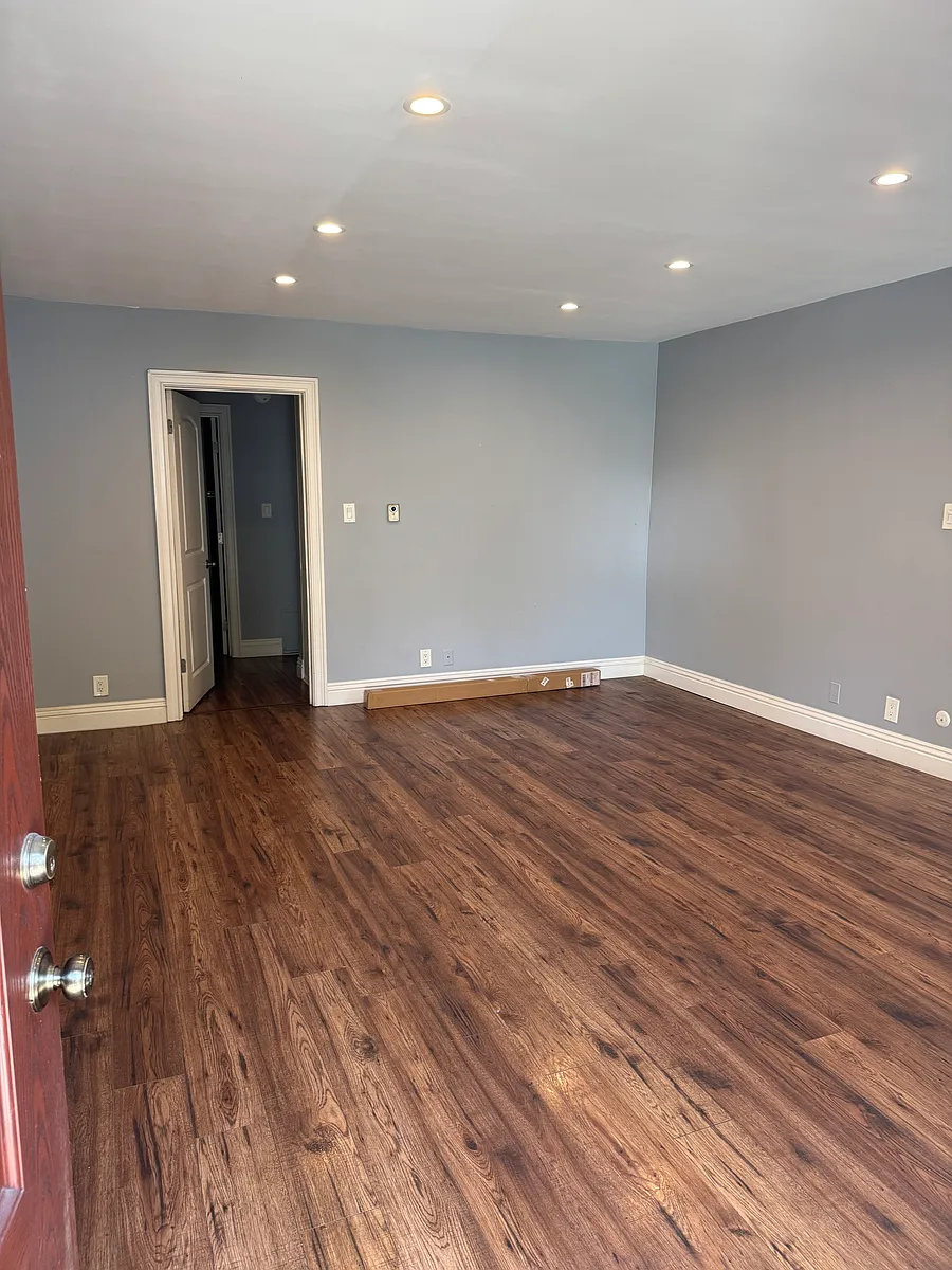Building Photo - 1042 S Shenandoah St #103