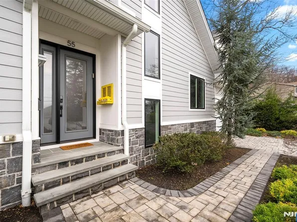 55 Cedar St, Cresskill, NJ 07626