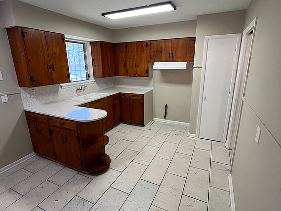 4th image of 2727 Merrill St