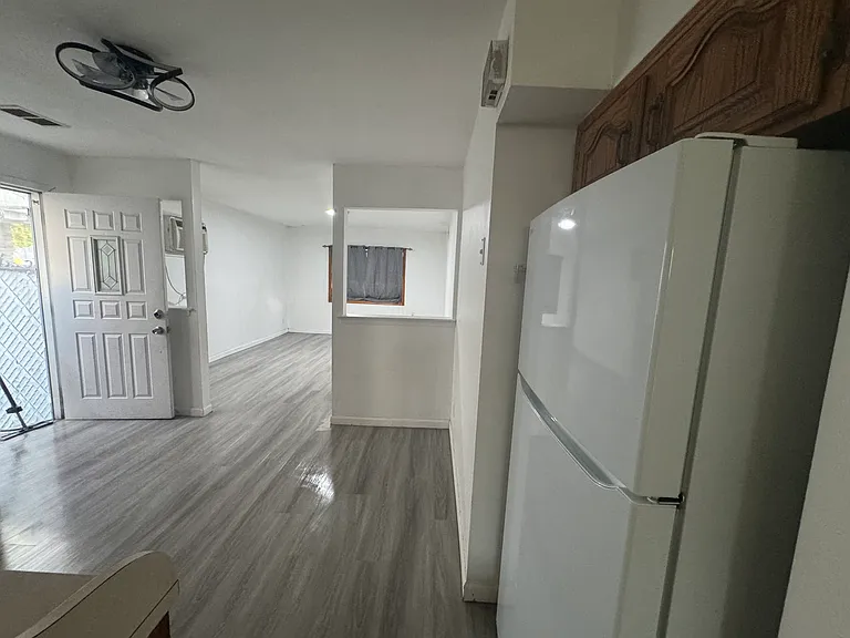 27 Laredo Ave #1F — Photo 6