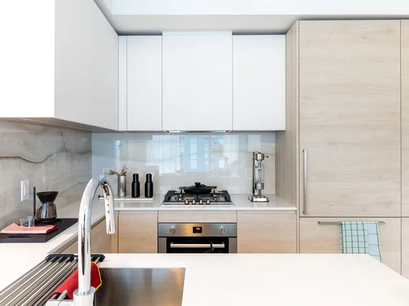 660 Quayside Dr #2806, New Westminster, BC V3M 0P1