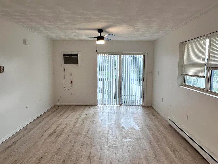 1215 Lori Ln — Photo 3