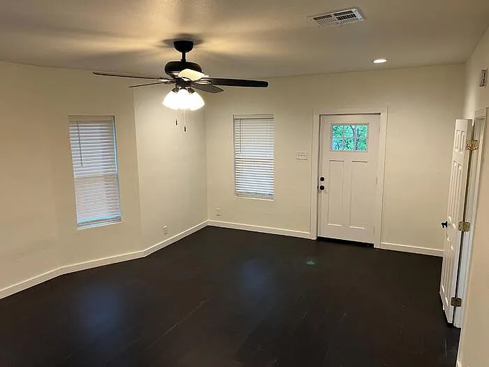 1515 W Woodard St — Photo 5