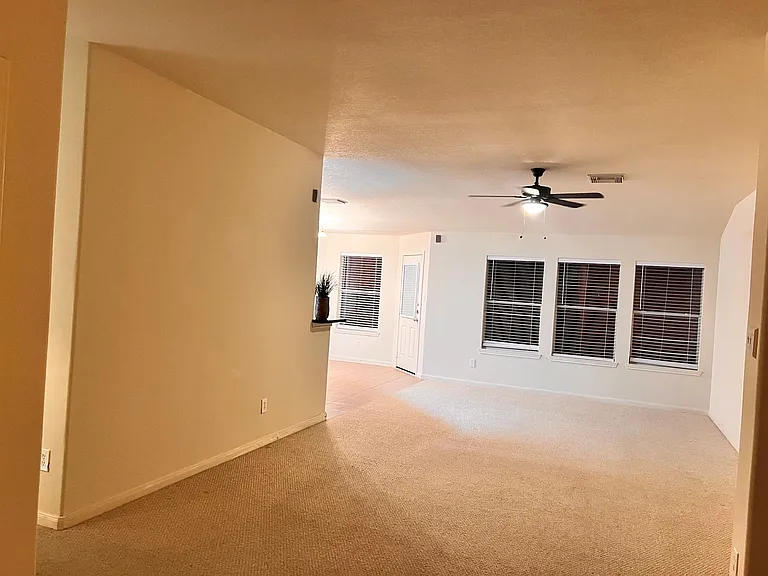 9406 Lakeway View Ln — Photo 6