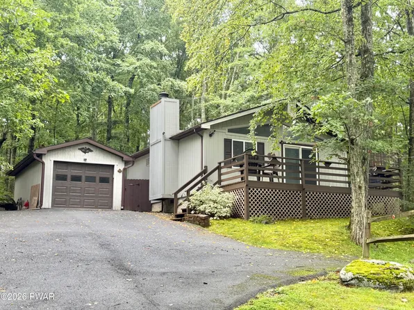 215 Stirrup Ln, Hawley, PA 18428