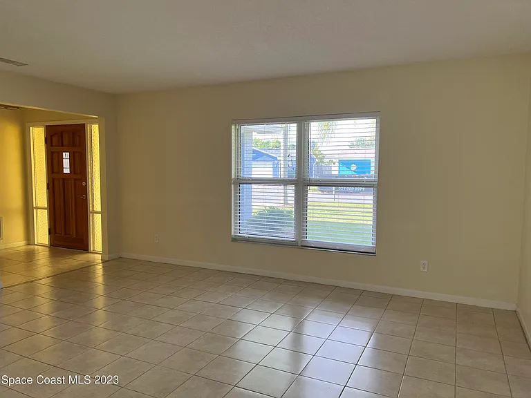 1911 Talloak Rd — Photo 2