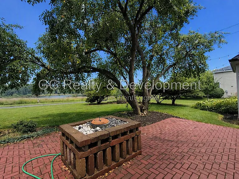 882 Clarendon Ln — Photo 43