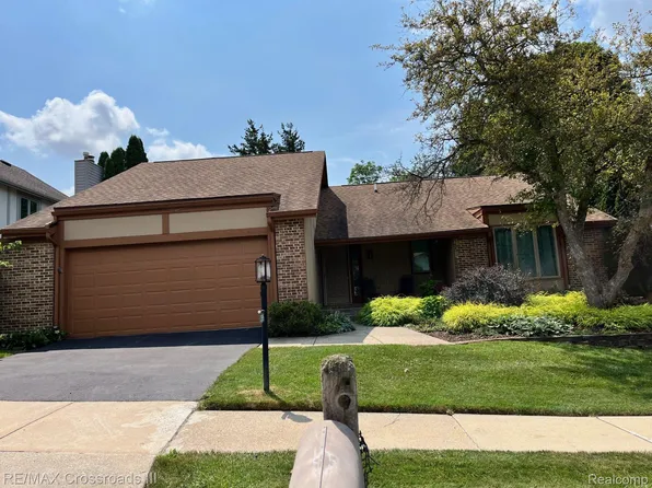 2595 Woodhill Dr, Okemos, MI 48864