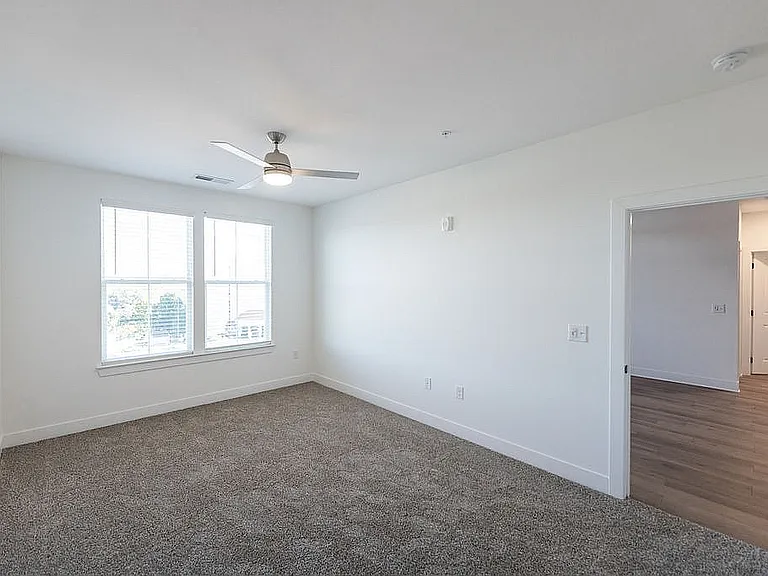4 West — Photo 20